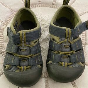 Green/Blue Toddler Keens Size: 6